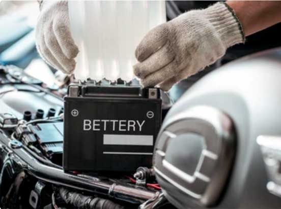 Mechaniker prüft Emco Elektroroller in Berliner Werkstatt